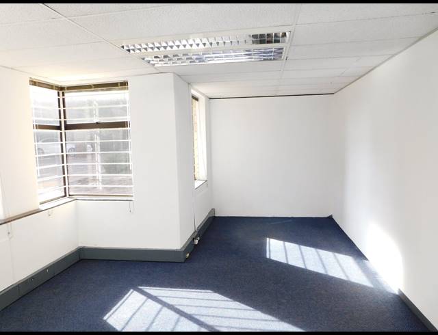 1,471M² OFFICE TO LET IN FERNDALE